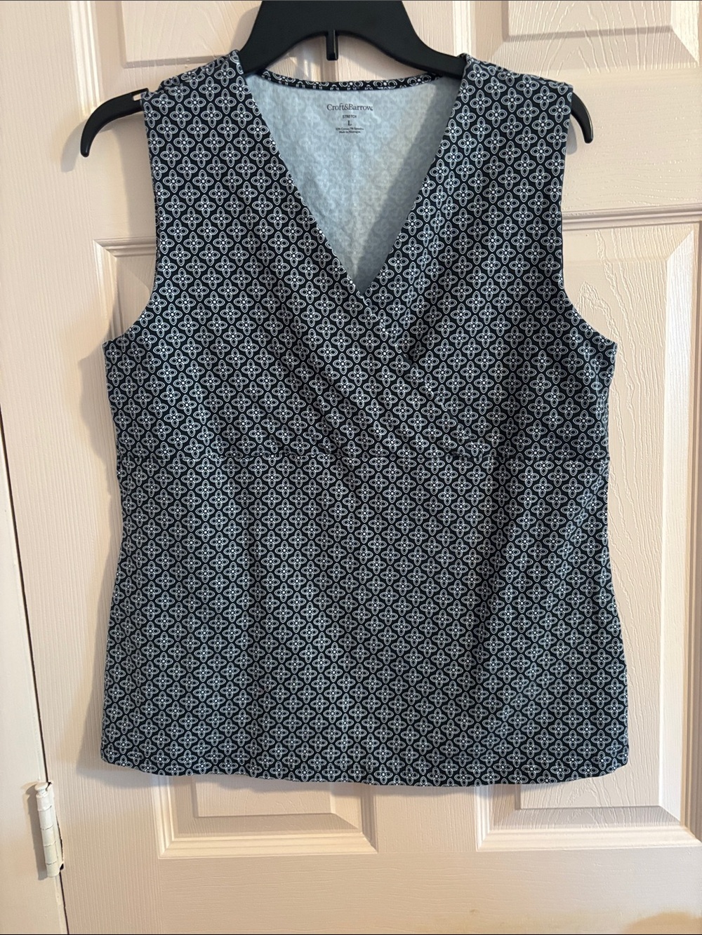 croft & barrow Black and White Sleeveless V-Neck Geometric Shell